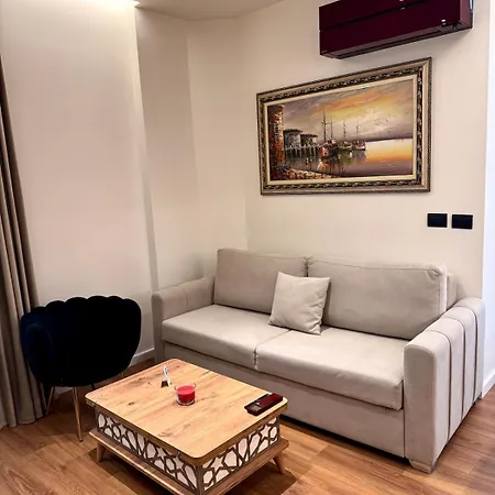 Luxury Near & Grand Park * 티라나