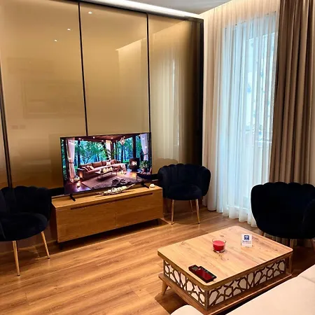 Luxury Near & Grand Park 티라나