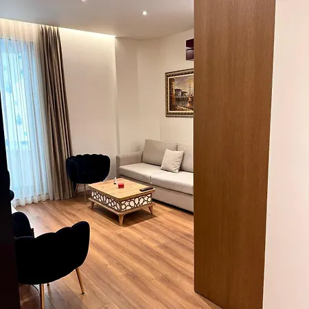 Luxury Near & Grand Park 티라나