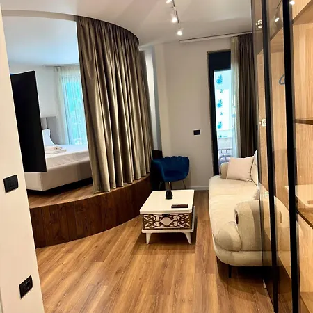 Luxury Near & Grand Park * 티라나