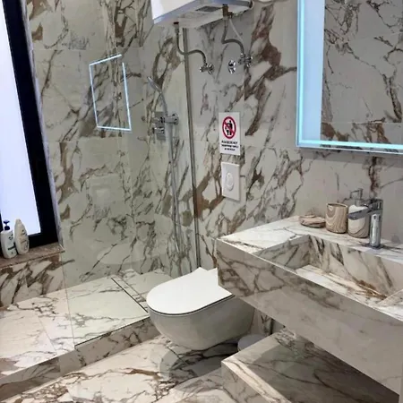 아파트 Luxury Near & Grand Park 티라나