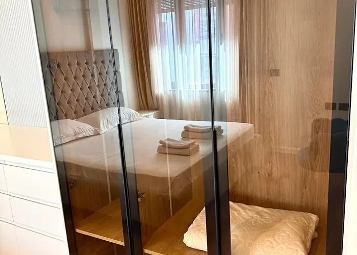 Luxury Near & Grand Park 公寓 地拉那