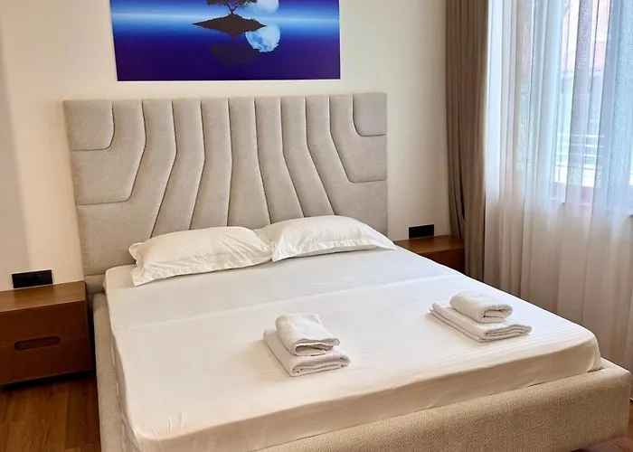 Luxury Near & Grand Park 公寓 地拉那